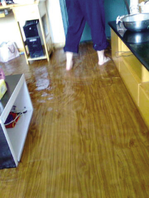自来水软管爆裂 家里发"大水"